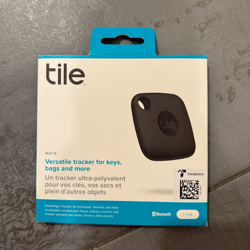 NEW SEALED Tile Mate Universal Bluetooth Tracker Black Keys Keychain Bags GPS